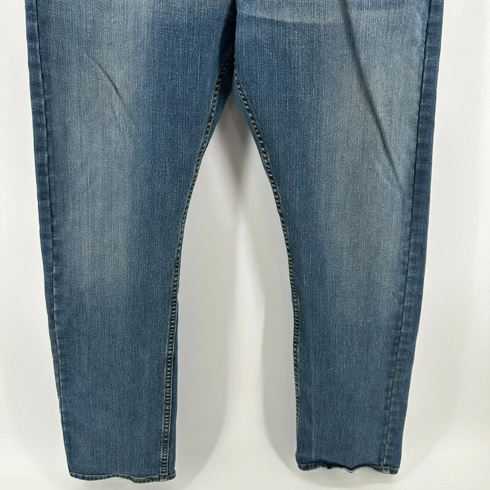 Levis ***small hole